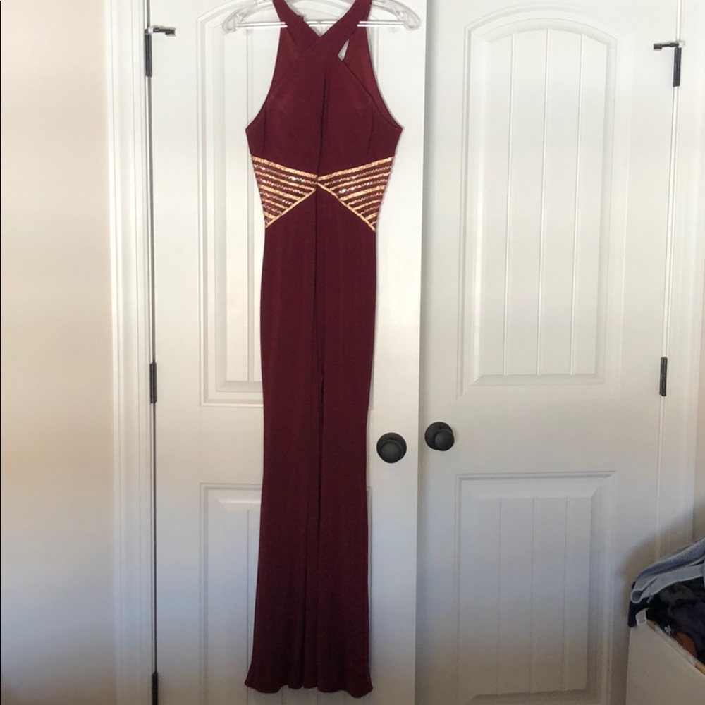 Beautiful gown, with elegant gold jewels.